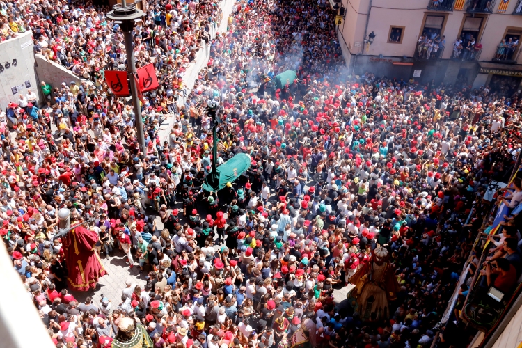 Plaça de Sant Pere square during a 'Patum' celebration before the Covid-19 pandemic (by Nia Escolà)